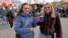 Victoria Wiedemann und Tochter Isabella Kling kamen aus Dillingen zum Aldi-Weihnachtsmarkt in Augsburg.