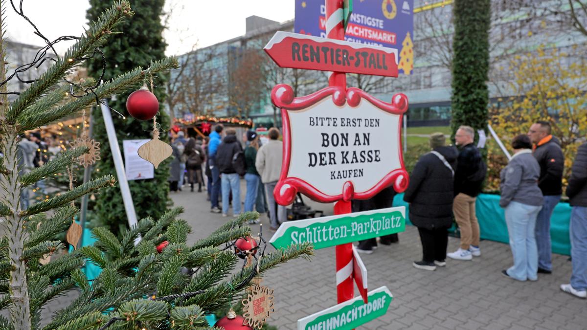 Auf dem Aldi-Supermarkt gibt es Glühwein für einen Euro