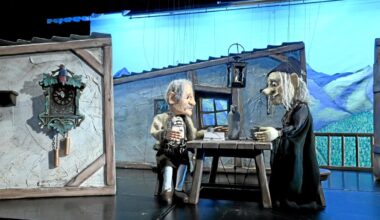 Maxi Schafroth spricht den Boandlkramer in der Augsburger Puppenkiste. So war die Premiere des Brandner Kaspar