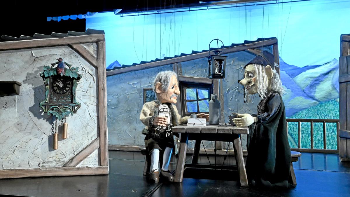 Maxi Schafroth spricht den Boandlkramer in der Augsburger Puppenkiste. So war die Premiere des Brandner Kaspar