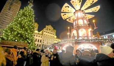 Christkindlesmarkt in Augsburg zieht zum Start hunderte Besucher an