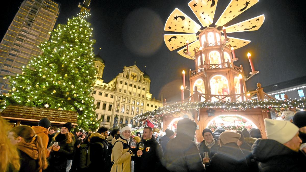 Christkindlesmarkt in Augsburg zieht zum Start hunderte Besucher an