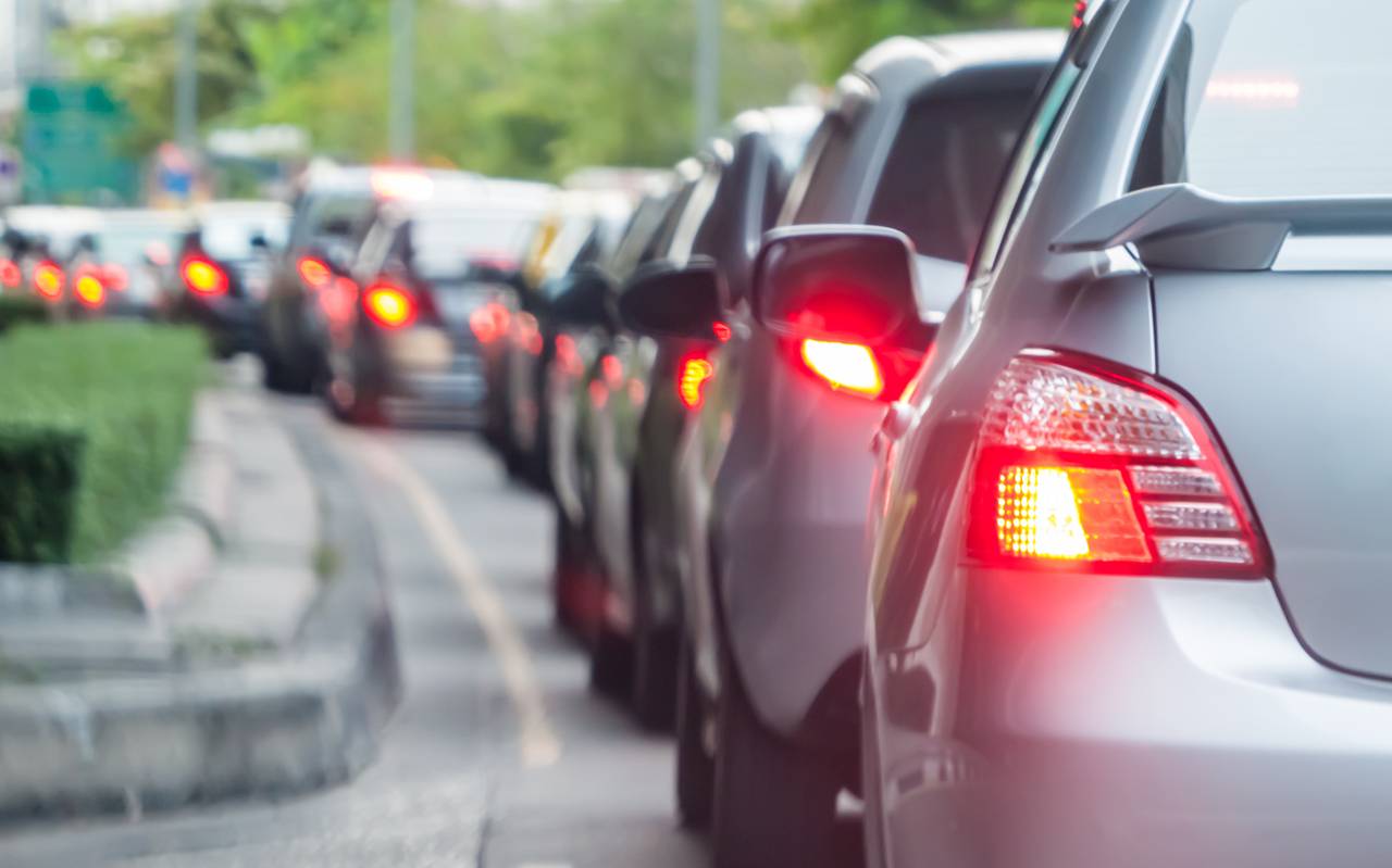 Autos stehen auf einer Autobahn im Stau.