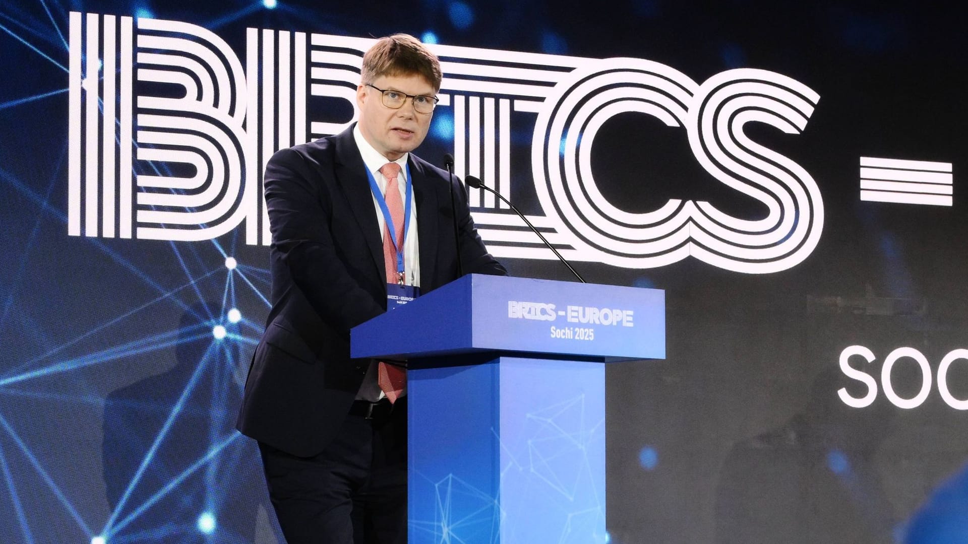 Steffen Kotré auf der Bühne in Sotschi: Der Bundestagsabgeordnete wandte sich gegen die Sanktionen gegen Russland.