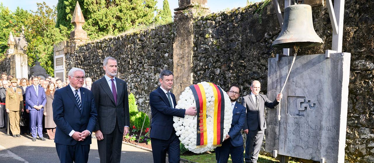 Frank-Walter Steinmeier und König Felipe VI. nehmen auf dem Friedhof von Guernica (Spanien) an einer Gedenkveranstaltung teil.