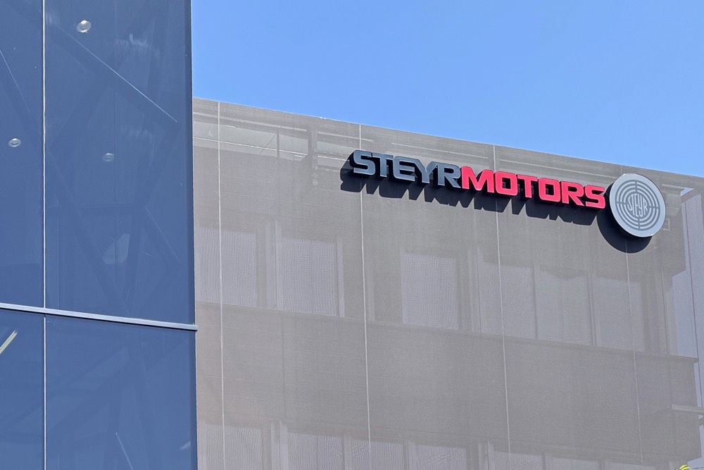 Steyr Motors stärkt Ver­triebs­netz in UK und Griechen­land – Steyr News