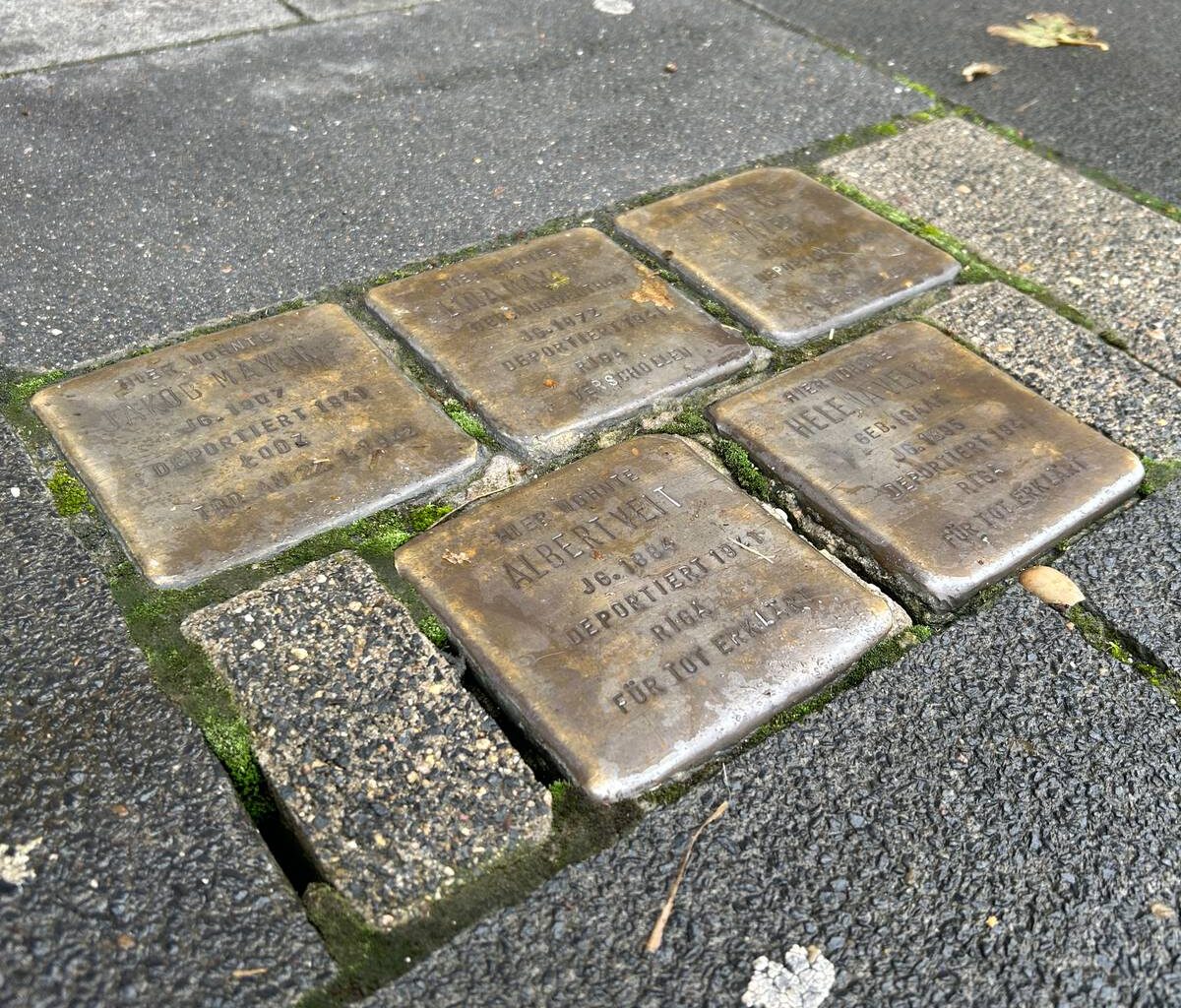 25 neue Stolpersteine in Köln verlegt