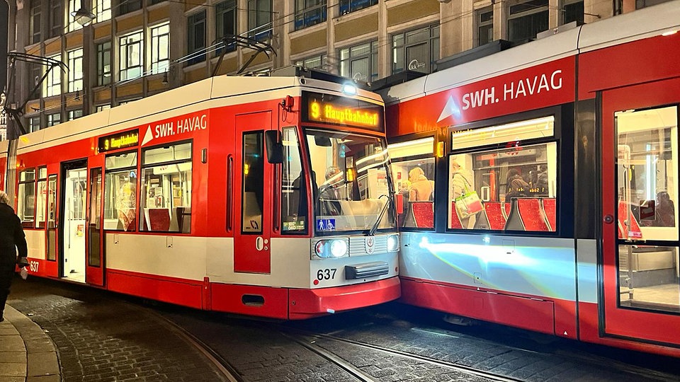 Unfall: Zwei Straßenbahnen in Halle zusammengestoßen
