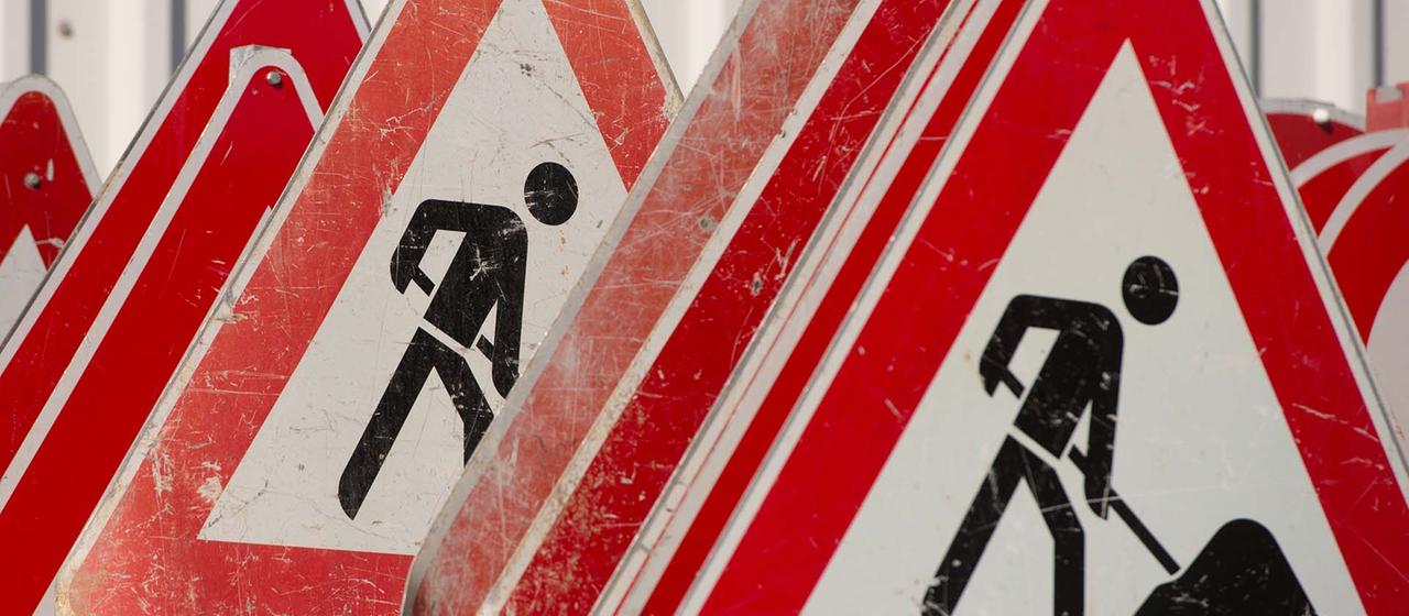 Installation einer neuen Straßenbrücke in Berlin