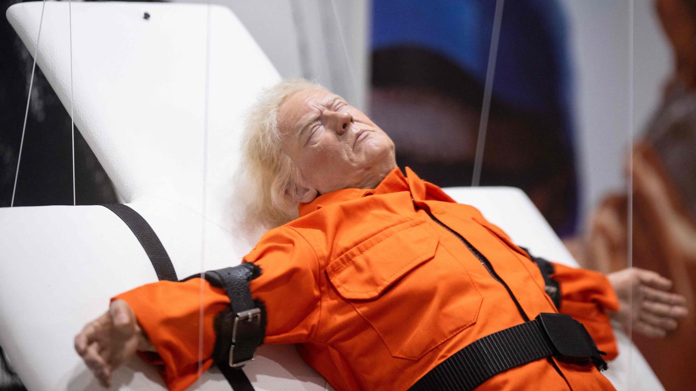 Kunstwerk zeigt US-Präsident Donald Trump am Kreuz