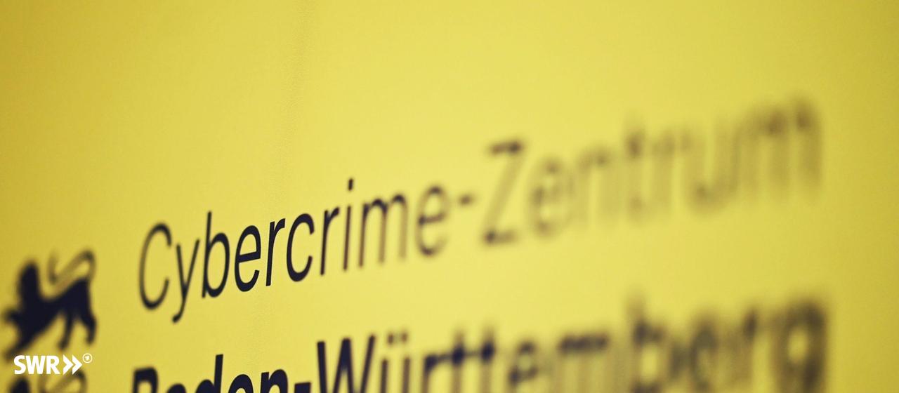 Auf einem Roll-Up im Cybercrime-Zentrum Baden-Württemberg ist der Name der Einrichtung angebracht. - Ein 16-Jähriger soll Jugendliche über Online-Spiele dazu | dpa Bildfunk, picture alliance/dpa | Uli Deck Auf einem Roll-Up im Cybercrime-Zentrum Baden-Württemberg ist der Name der Einrichtung angebracht. - Ein 16-Jähriger soll Jugendliche über Online-Spiele dazu