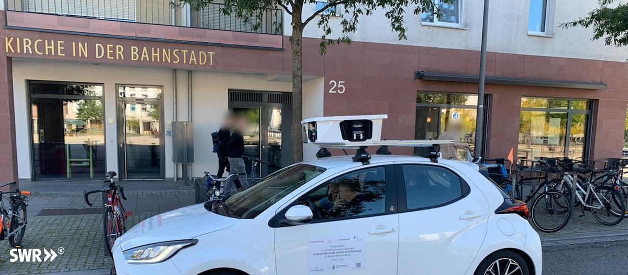 Ein weißes Scan-Auto mit Kameras auf dem Dach in Heidelberg | SWR Ein weißes Scan-Auto mit Kameras auf dem Dach in Heidelberg