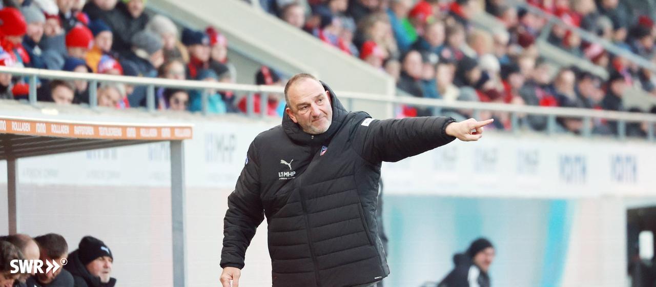 Frank Schmidt, Trainer des 1. FC Heidenheim, gestikuliert während des Spiels gegen Borussia Mönchengladbach.