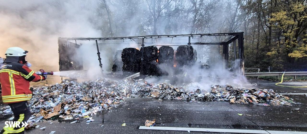 Auf der A5 bei Malsch (Kreis Karlsruhe) geriet am Donnerstagmittag ein Lkw-Auflieger in Brand und sorgte für lange Staus. | Tim Müller / EinsatzReport24 Auf der A5 bei Malsch (Kreis Karlsruhe) geriet am Donnerstagmittag ein Lkw-Auflieger in Brand und sorgte für lange Staus.