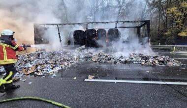 Baden-Württemberg: Lkw fängt auf der A5 Feuer: Bis zu 14 Kilometer Stau