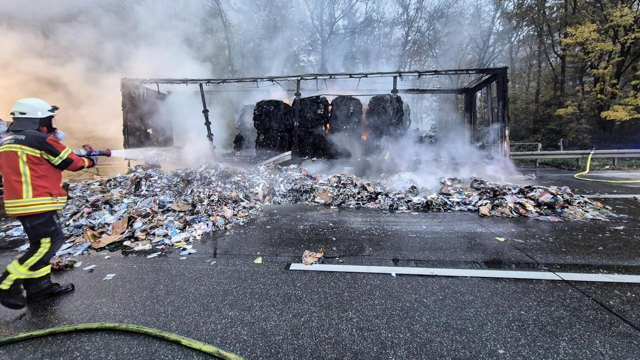 Baden-Württemberg: Lkw fängt auf der A5 Feuer: Bis zu 14 Kilometer Stau