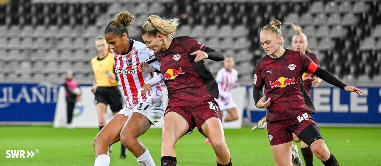 Aurelie Csillag (SC Freiburg Frauen)schirmt den Ball vor Julia Landenberger (RB Leipzig) ab. | IMAGO, IMAGO / Eibner Aurelie Csillag (SC Freiburg Frauen)schirmt den Ball vor Julia Landenberger (RB Leipzig) ab.
