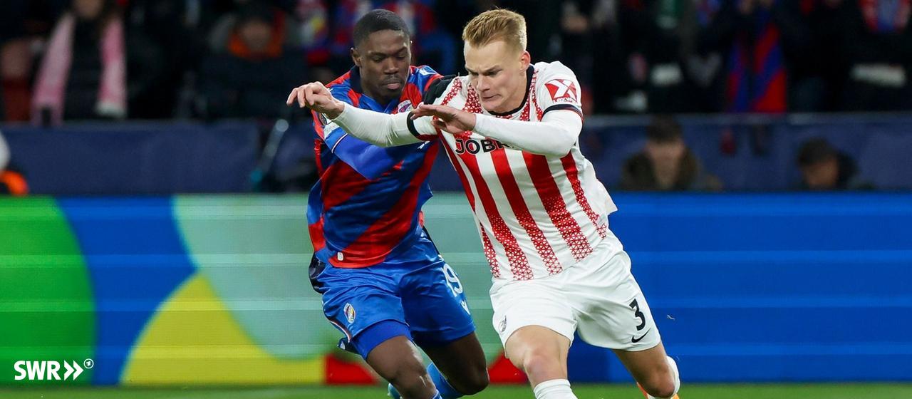 Cheick Souare (Viktoria Pilsen) und Philipp Lienhart (SC Freiburg) im Zweikampf. | IMAGO, IMAGO / DeFodi Images Cheick Souare (Viktoria Pilsen) und Philipp Lienhart (SC Freiburg) im Zweikampf.