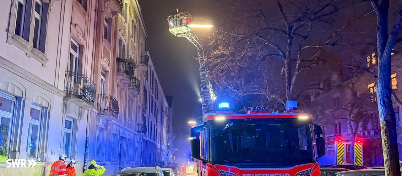 Die Karlsruher Feuerwehr hat mehrere Personen und eine Katze aus einem Mehrfamilienhaus in der Weststadt gerettet. 