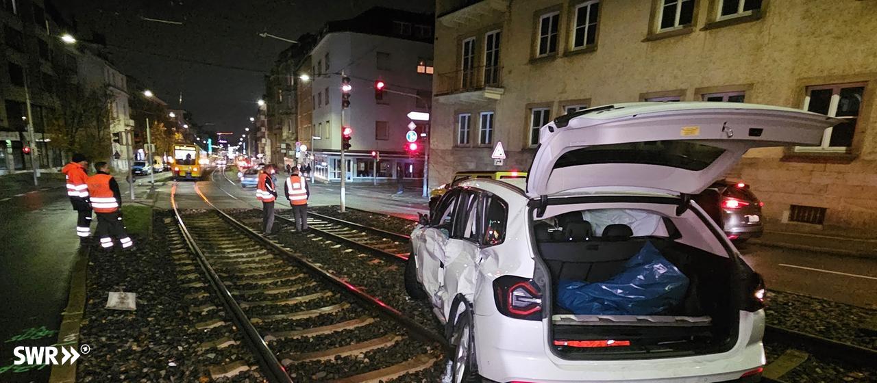 In Stuttgart sind am frühen Sonntagabend eine Stadtbahn und ein Auto kollidiert. Bei dem Unfall wurden die fünf Insassen des Wagens verletzt, vier erlitten schwere Verletzungen.
