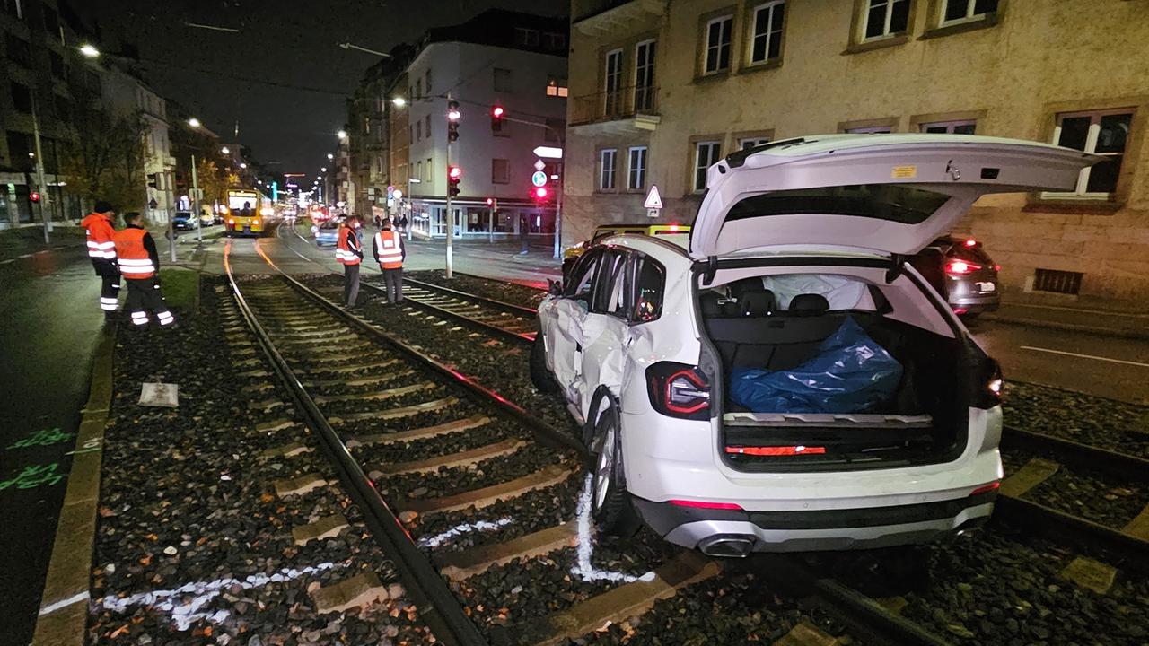 Baden-Württemberg: Stadtbahn kollidiert in Stuttgart mit Auto - Fahrer und Insassen teils schwer verletzt