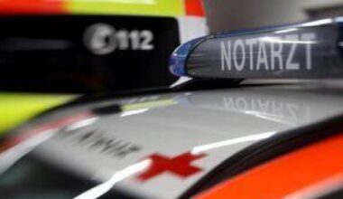 Mann bespuckt und schlägt Rettungssanitäter