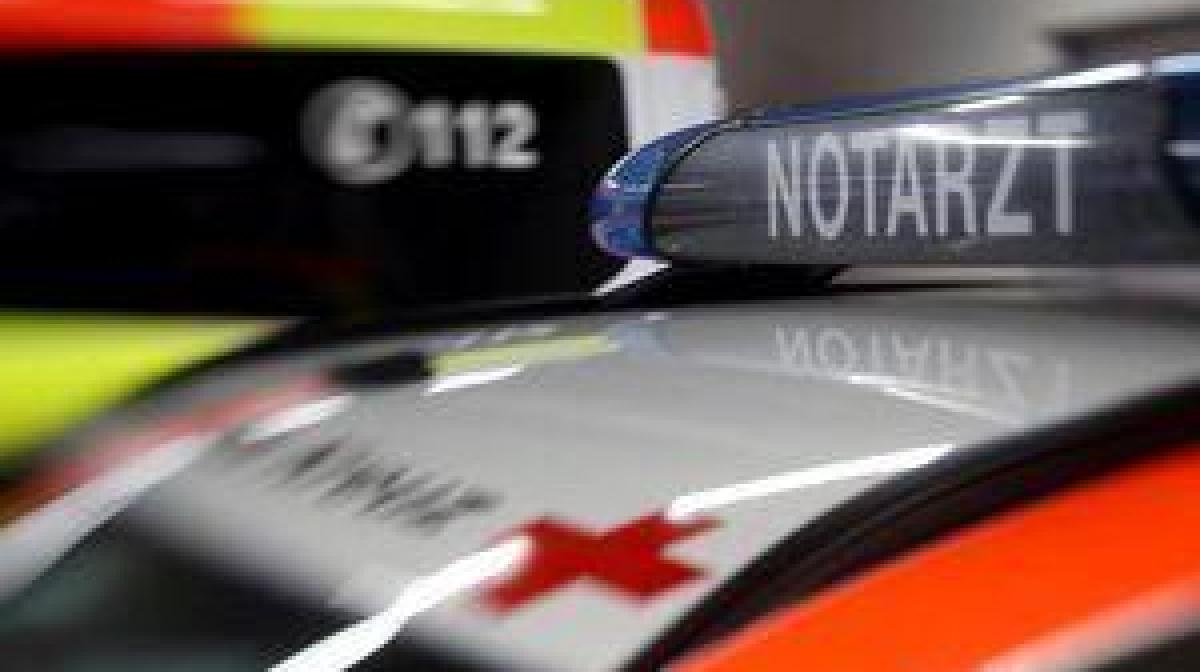 Mann bespuckt und schlägt Rettungssanitäter