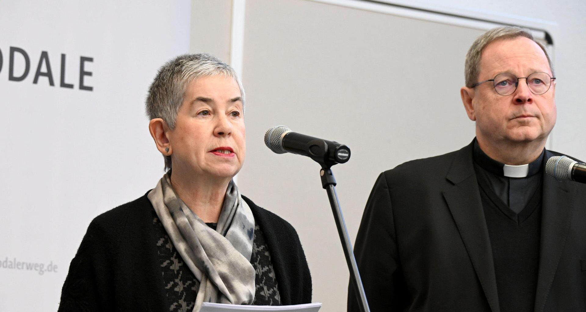 Irme Stetter-Karp, Präsidentin des Zentralkomitees der deutschen Katholiken ZdK (l) und Georg Bätzing, Vorsitzender der Deutschen Bischofskonferenz (r) beim Auftakt der Sitzung des Synodalen Ausschusses in Mainz (Foto vom 13.12.2024).