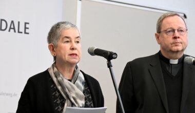 Irme Stetter-Karp, Präsidentin des Zentralkomitees der deutschen Katholiken ZdK (l) und Georg Bätzing, Vorsitzender der Deutschen Bischofskonferenz (r) beim Auftakt der Sitzung des Synodalen Ausschusses in Mainz (Foto vom 13.12.2024).