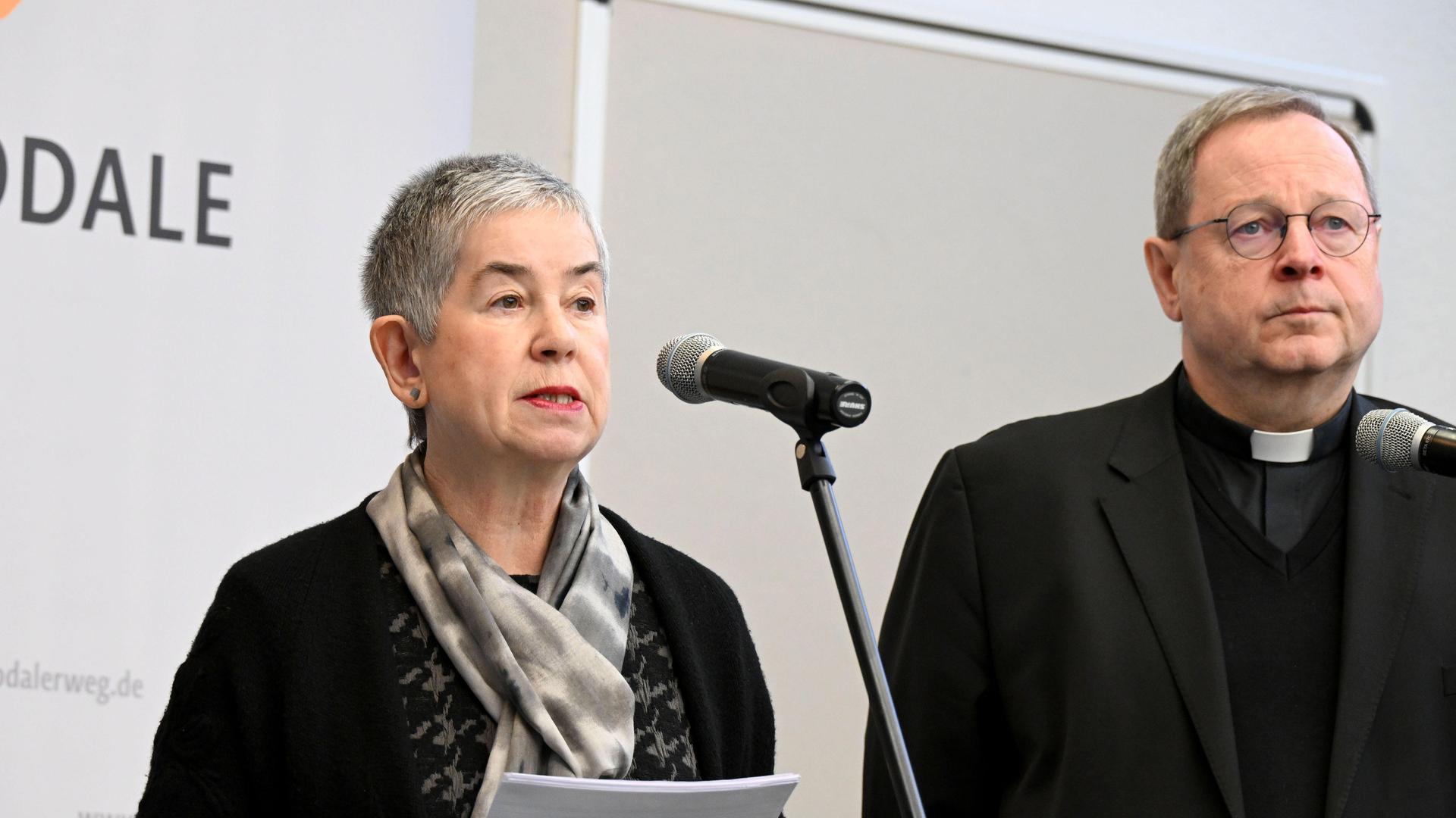 Irme Stetter-Karp, Präsidentin des Zentralkomitees der deutschen Katholiken ZdK (l) und Georg Bätzing, Vorsitzender der Deutschen Bischofskonferenz (r) beim Auftakt der Sitzung des Synodalen Ausschusses in Mainz (Foto vom 13.12.2024). Irme Stetter-Karp, Präsidentin des Zentralkomitees der deutschen Katholiken ZdK (l) und Georg Bätzing, Vorsitzender der Deutschen Bischofskonferenz (r) beim Auftakt der Sitzung des Synodalen Ausschusses in Mainz (Foto vom 13.12.2024).