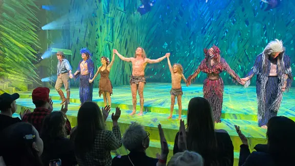 Die Hauptdarsteller des Stückes "Tarzan" verbeugen sich