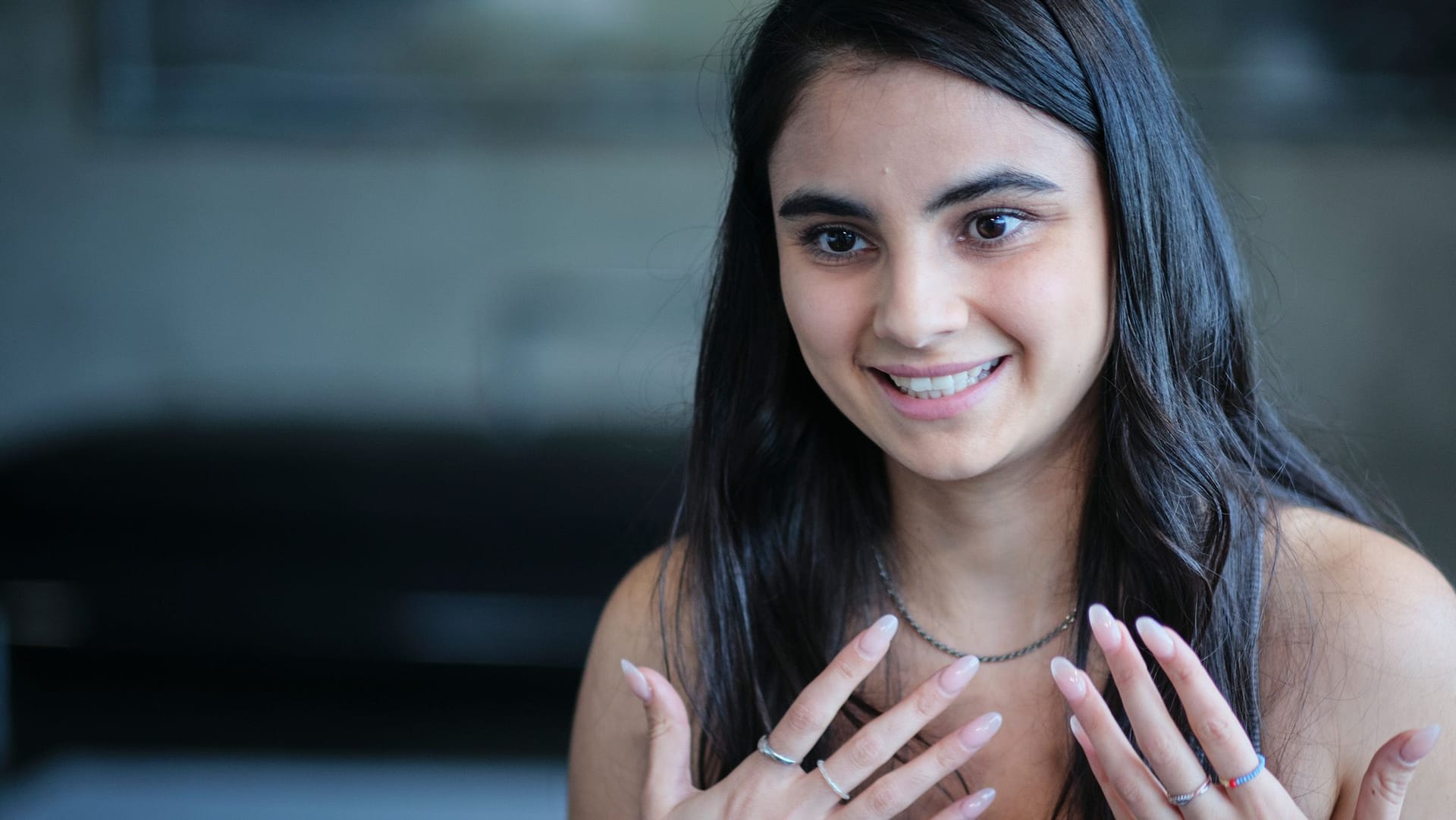 "Tatort: Überlebe wenigstens bis morgen": Nelly (Bayan Layla) fühlt sich allein. "Tatort: Überlebe wenigstens bis morgen": Nelly (Bayan Layla) fühlt sich allein.