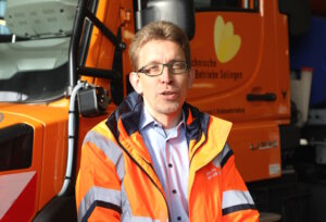 Jan-Tobias Welzel von den Technischen Betrieben Solingen berichtet beim Ortstermin auf dem Betriebshof, wie sich die Stadt auf Schnee und Eis vorbereitet. (Foto: © Bastian Glumm)