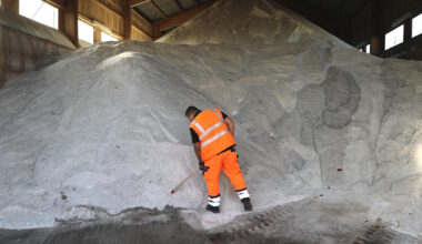 Ein Mitarbeiter der Technischen Betriebe Solingen überprüft den Salzvorrat in der Lagerhalle an der Dültgenstaler Straße. Rund 1.200 Tonnen Auftausalz liegen dort für den Winterdienst bereit. (Foto: © Bastian Glumm)