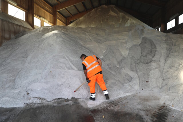 Ein Mitarbeiter der Technischen Betriebe Solingen überprüft den Salzvorrat in der Lagerhalle an der Dültgenstaler Straße. Rund 1.200 Tonnen Auftausalz liegen dort für den Winterdienst bereit. (Foto: © Bastian Glumm)