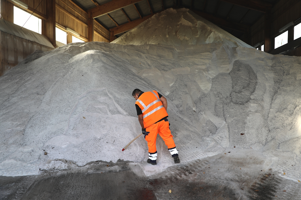 Ein Mitarbeiter der Technischen Betriebe Solingen überprüft den Salzvorrat in der Lagerhalle an der Dültgenstaler Straße. Rund 1.200 Tonnen Auftausalz liegen dort für den Winterdienst bereit. (Foto: © Bastian Glumm)