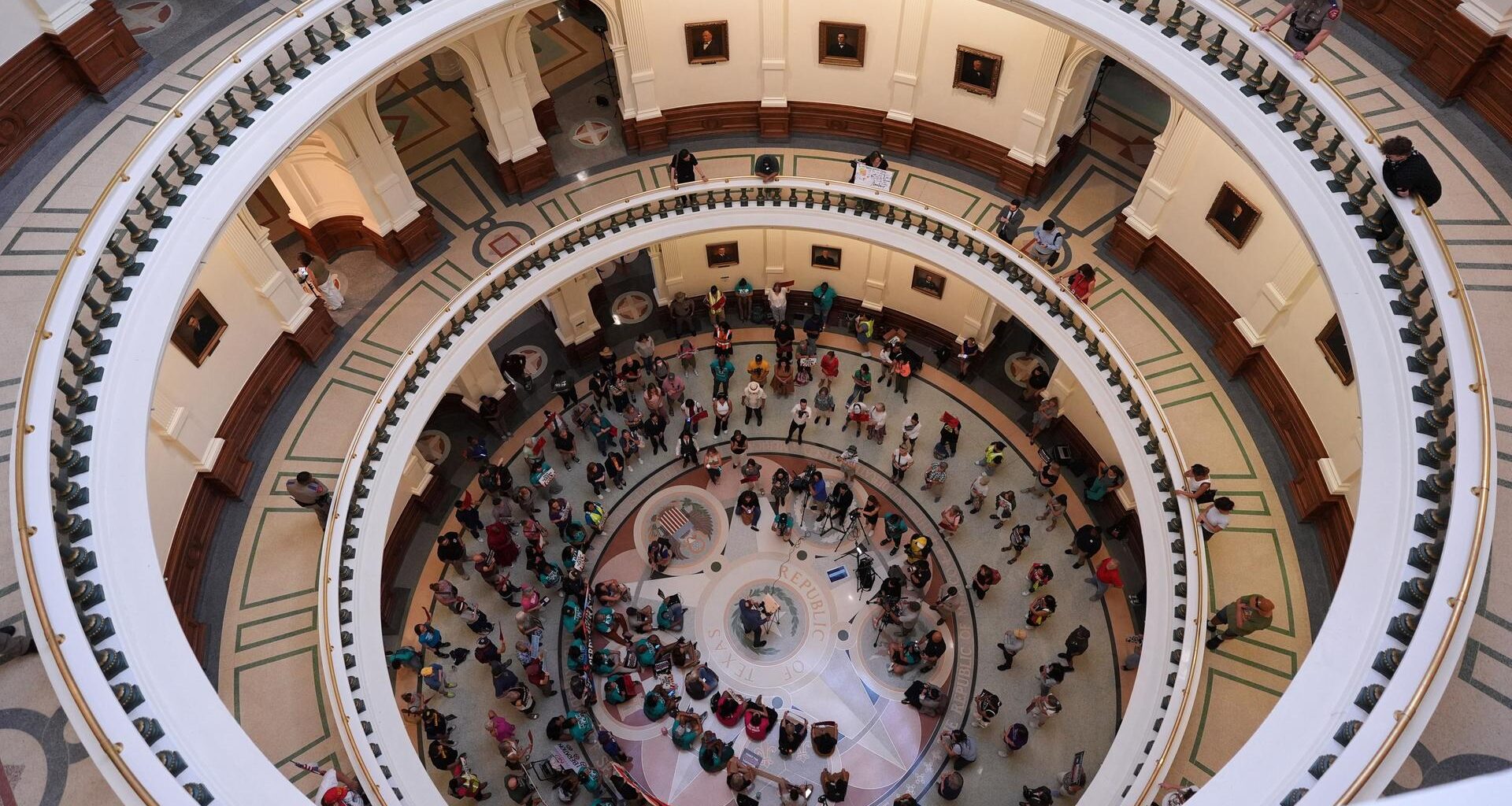 Demonstranten versammeln sich in der Rotunde vor der Kammer des Repräsentantenhauses im texanischen Kapitol.