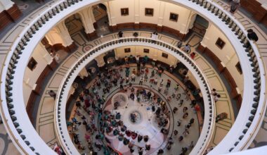 Demonstranten versammeln sich in der Rotunde vor der Kammer des Repräsentantenhauses im texanischen Kapitol.