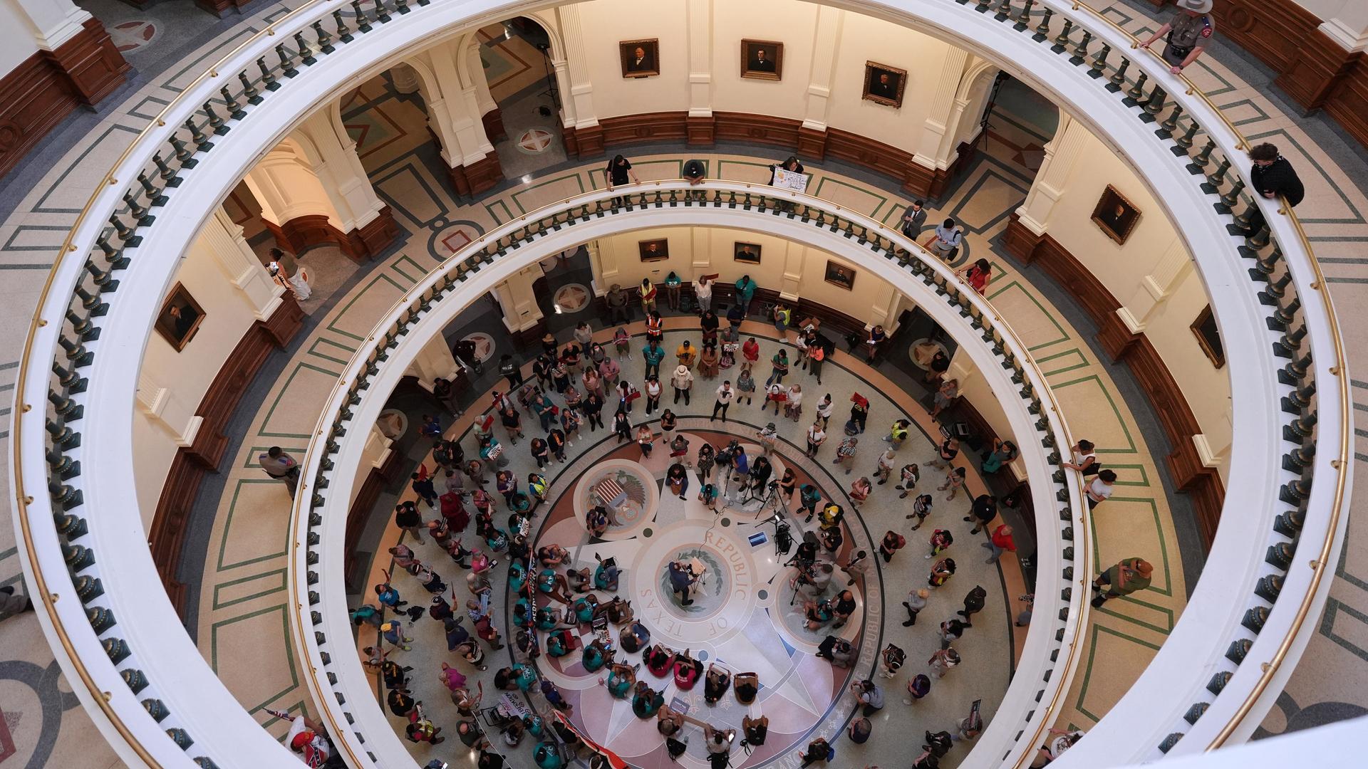 Demonstranten versammeln sich in der Rotunde vor der Kammer des Repräsentantenhauses im texanischen Kapitol.