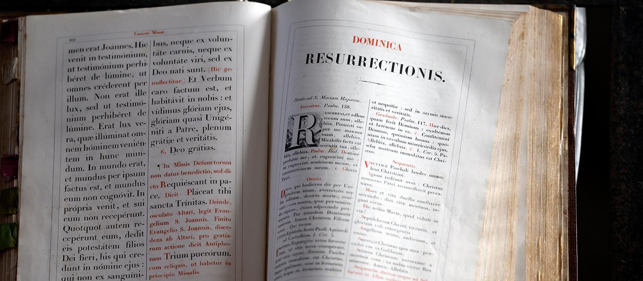 Ein Text in lateinischer Schrift zur Auferstehung. | picture alliance / Godong Ein Text in lateinischer Schrift zur Auferstehung.