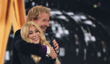 Thomas Gottschalk, 75, umarmt Cher, 79, während der Bambi-Verleihung auf der Bühne