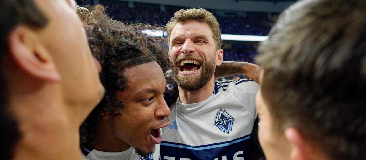 Thomas Müller jubelt mit seinen teamkollegen über den Halbfinaleinzug | Getty Images/Jeff Vinnick Thomas Müller jubelt mit seinen teamkollegen über den Halbfinaleinzug
