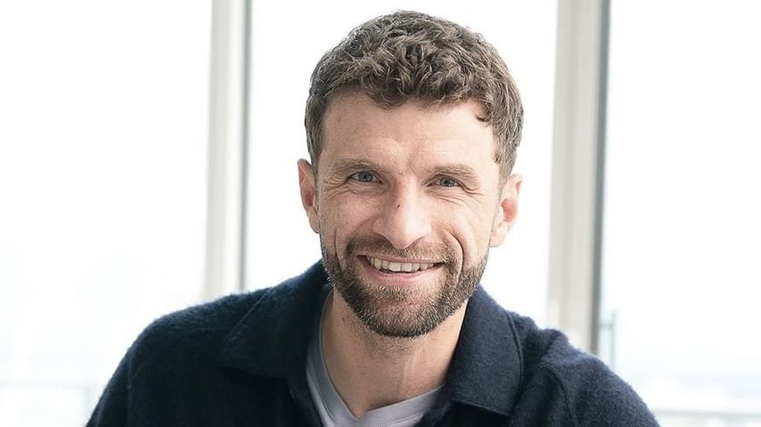 Thomas Müller unterschreibt Papier, @esmuellert 10.10.25