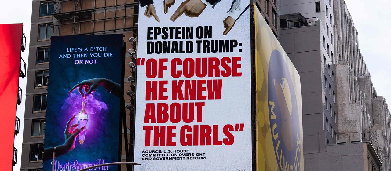 Eine Werbetafel am Times Square hebt Jeffrey Epsteins Aussage hervor, Donald Trump habe "natürlich von den Mädchen gewusst". 