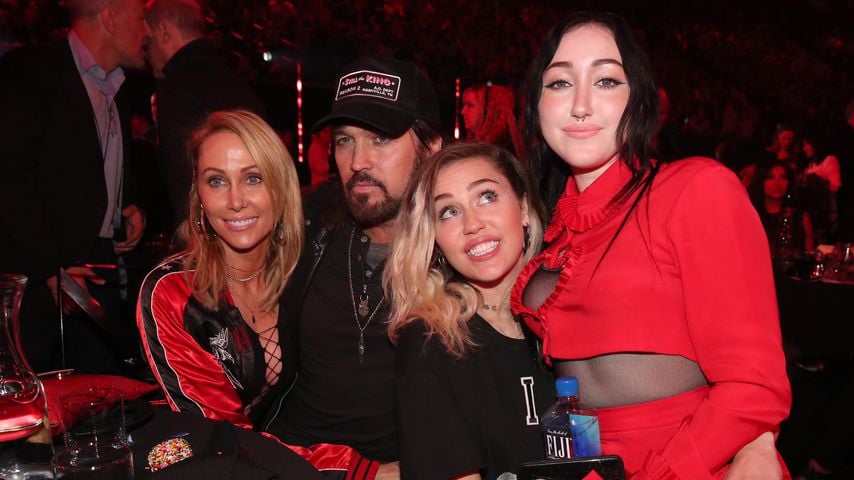 Tish, Billy Ray, Miley und Noah Cyrus bei den iHeartRadio Music Awards