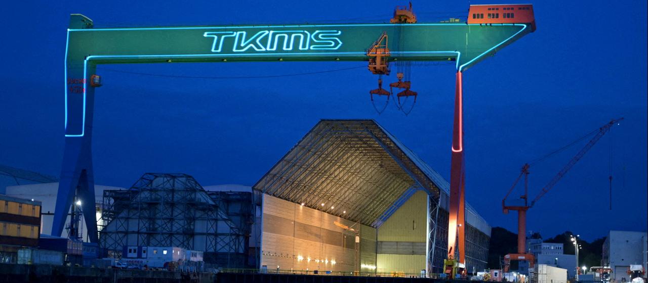 Ein Kran mit dem Schriftzug TKMS