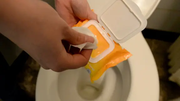 Feuchttücher werden in einer Toilette entsorgt