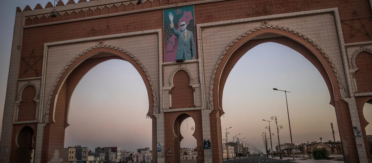 Ein Torbogen in Dakhla mit dem Bild von König Mohammed VI. | AP Ein Torbogen in Dakhla mit dem Bild von König Mohammed VI.