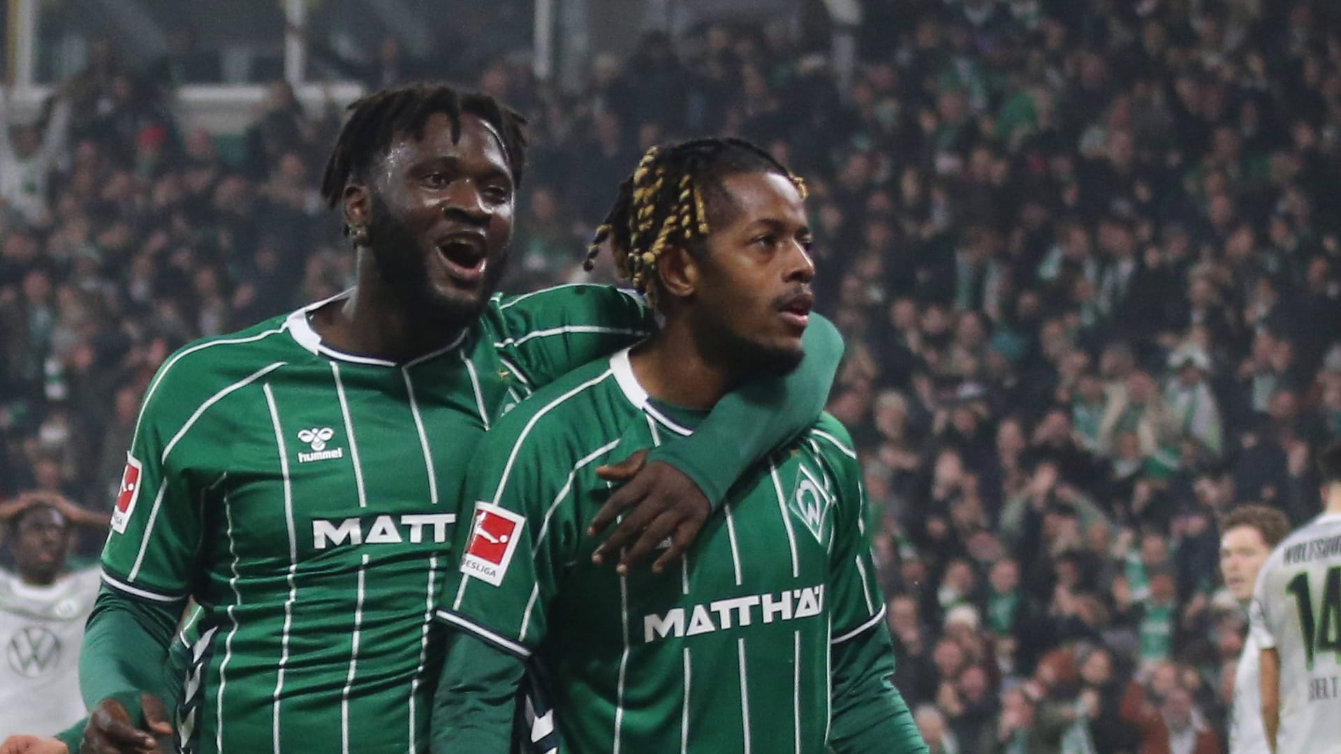 Torjubel von Victor Boniface (l.): Den Treffer gegen Wolfsburg machte Samuel Mbangula (r.). Torjubel von Victor Boniface (l.): Den Treffer gegen Wolfsburg machte Samuel Mbangula (r.).