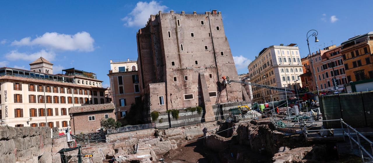 Mitglieder der Rettungsdienste arbeiten am Unglücksort, nachdem ein Teil des Torre dei Conti-Turms in Rom eingestürzt ist.